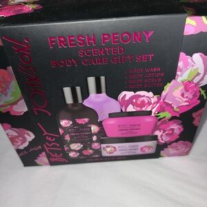 NWT BETSEY JOHNSON Peony Lotion Scrub Butter Wash GIFT SET